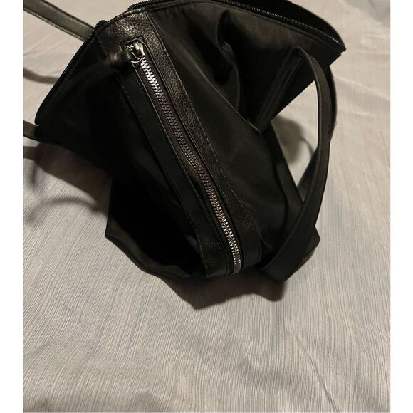 Botkier New York black tote bag, featuring a zipper closure and two interior poc - Picture 7 of 9